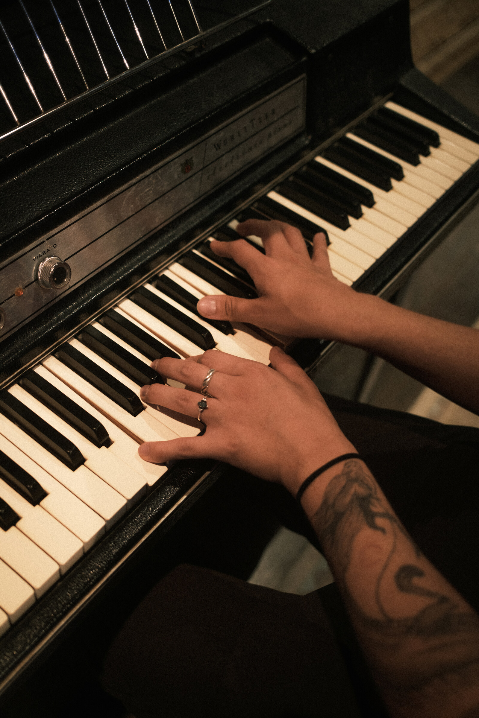 Diego El Pianista en sesión de grabación, Estudio Árbol Naranja